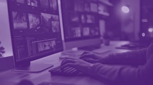 Photo d'un montage audiovisuel avec un filtre violet