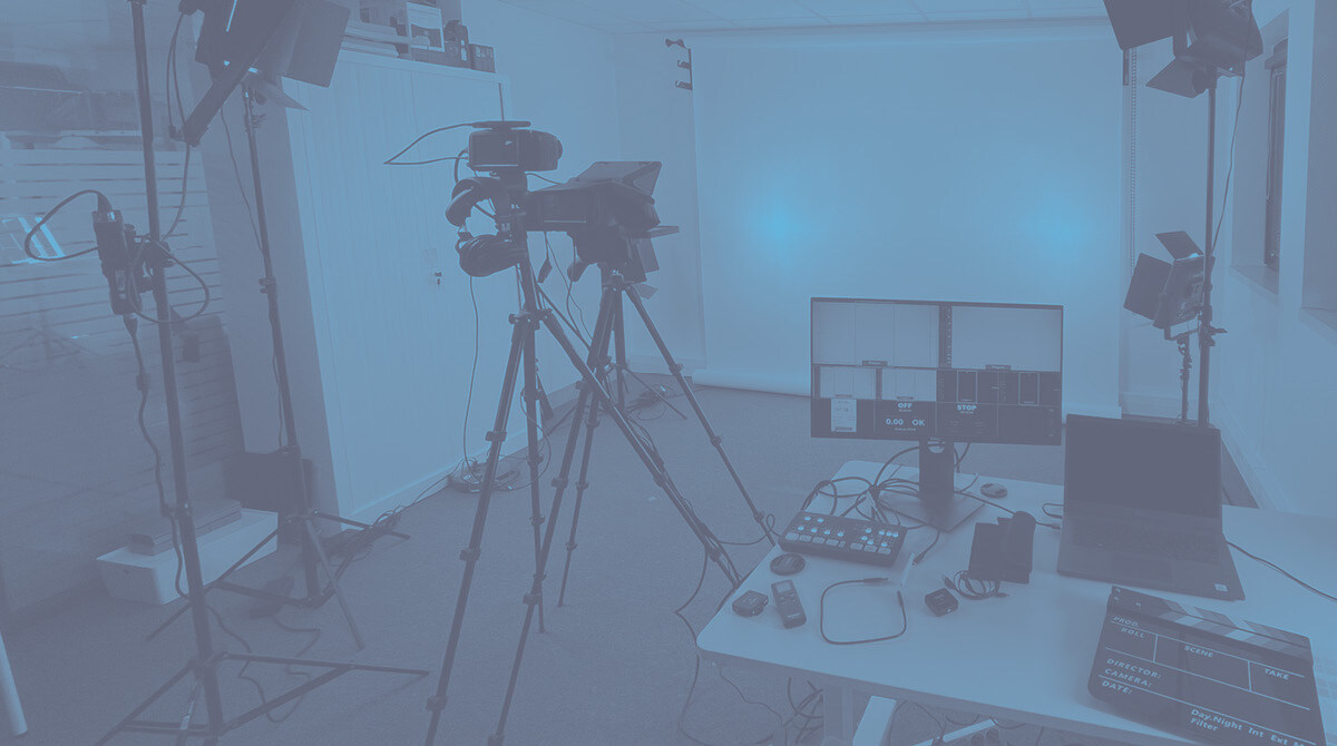 Photo d'un studio vidéo avec un filtre bleu