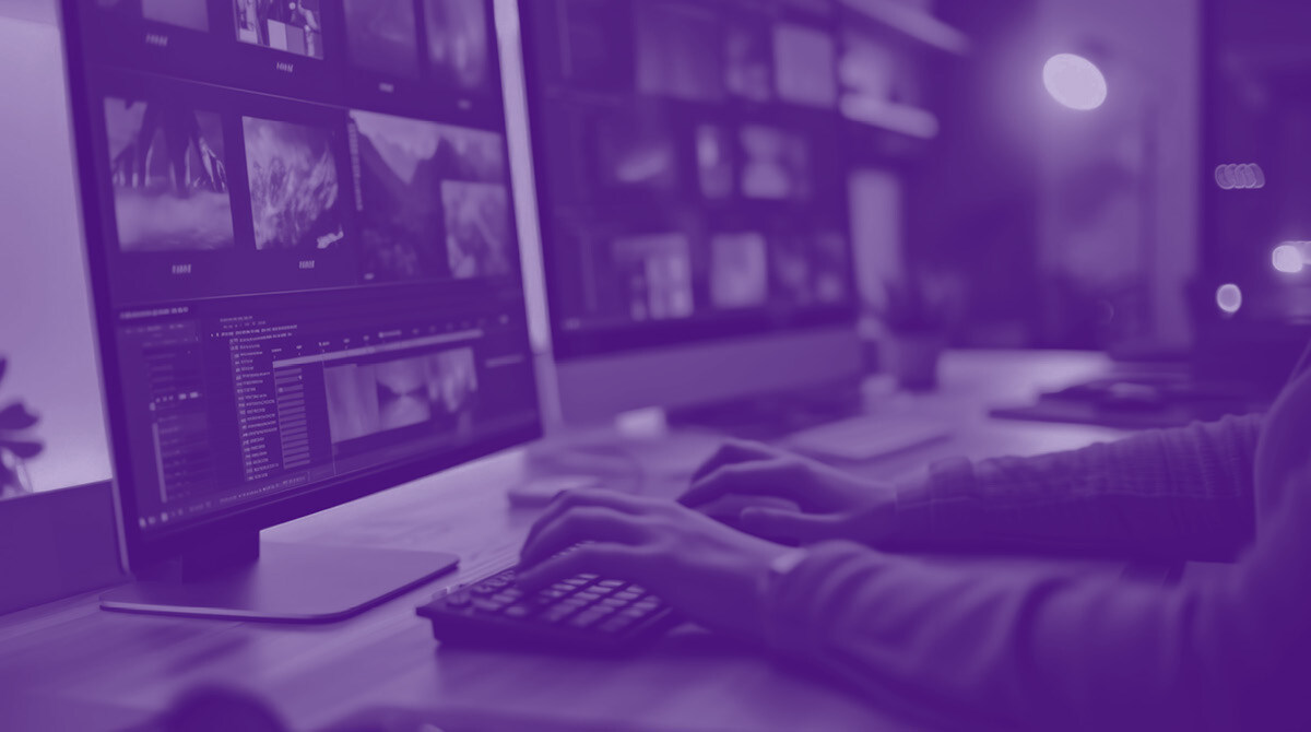 Photo d'un montage audiovisuel avec un filtre violet