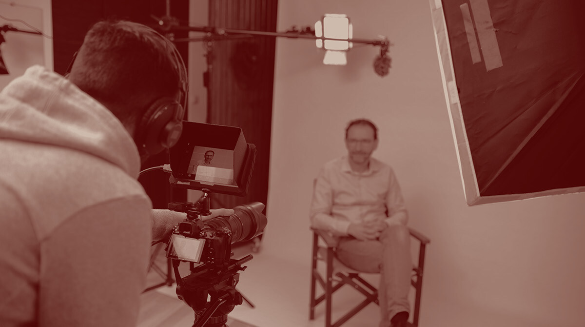 Photo d'une interview avec un filtre rouge